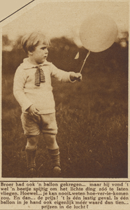 870800 Afbeelding van een jongetje met een kleine luchtballon in de hand, bij het vertrek van een ballonvaart door W. ...
